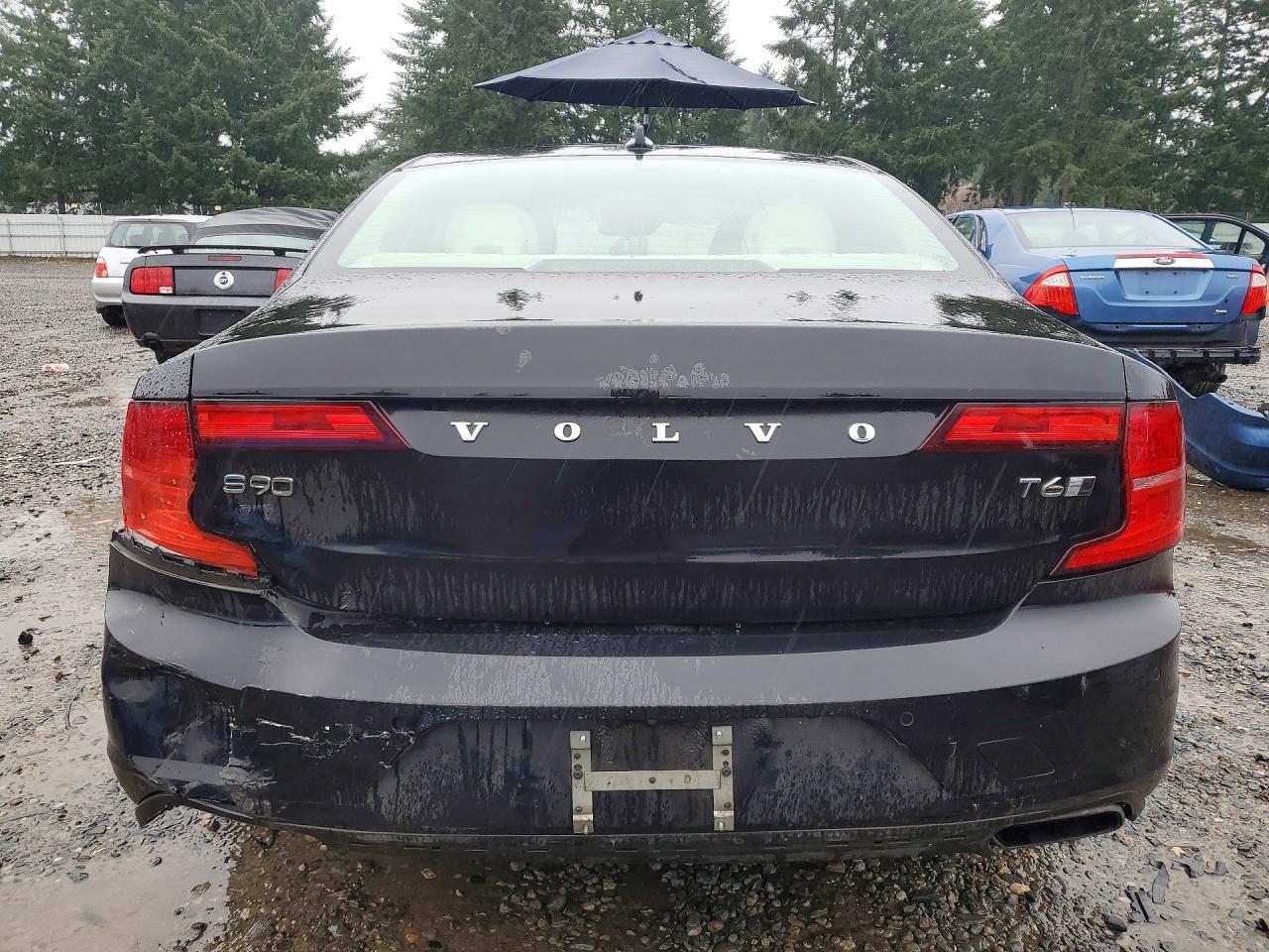 2017 VOLVO S90