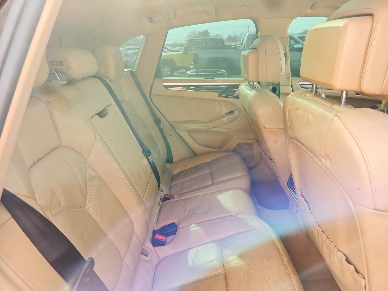 2015 PORSCHE Macan
