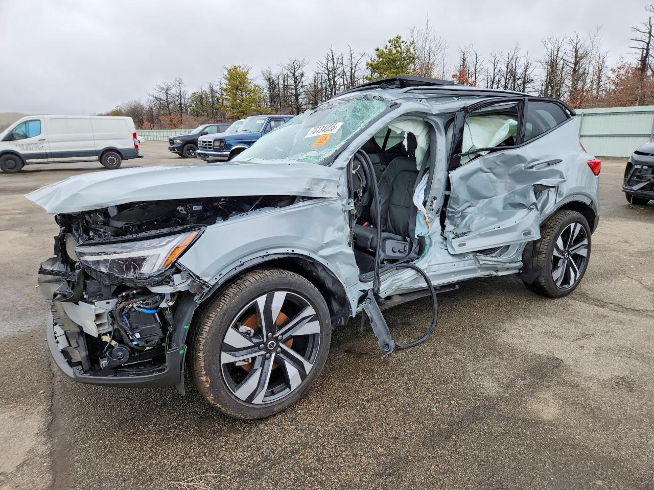 2024 VOLVO XC40