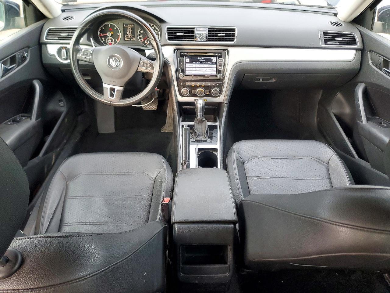 2012 VOLKSWAGEN Passat