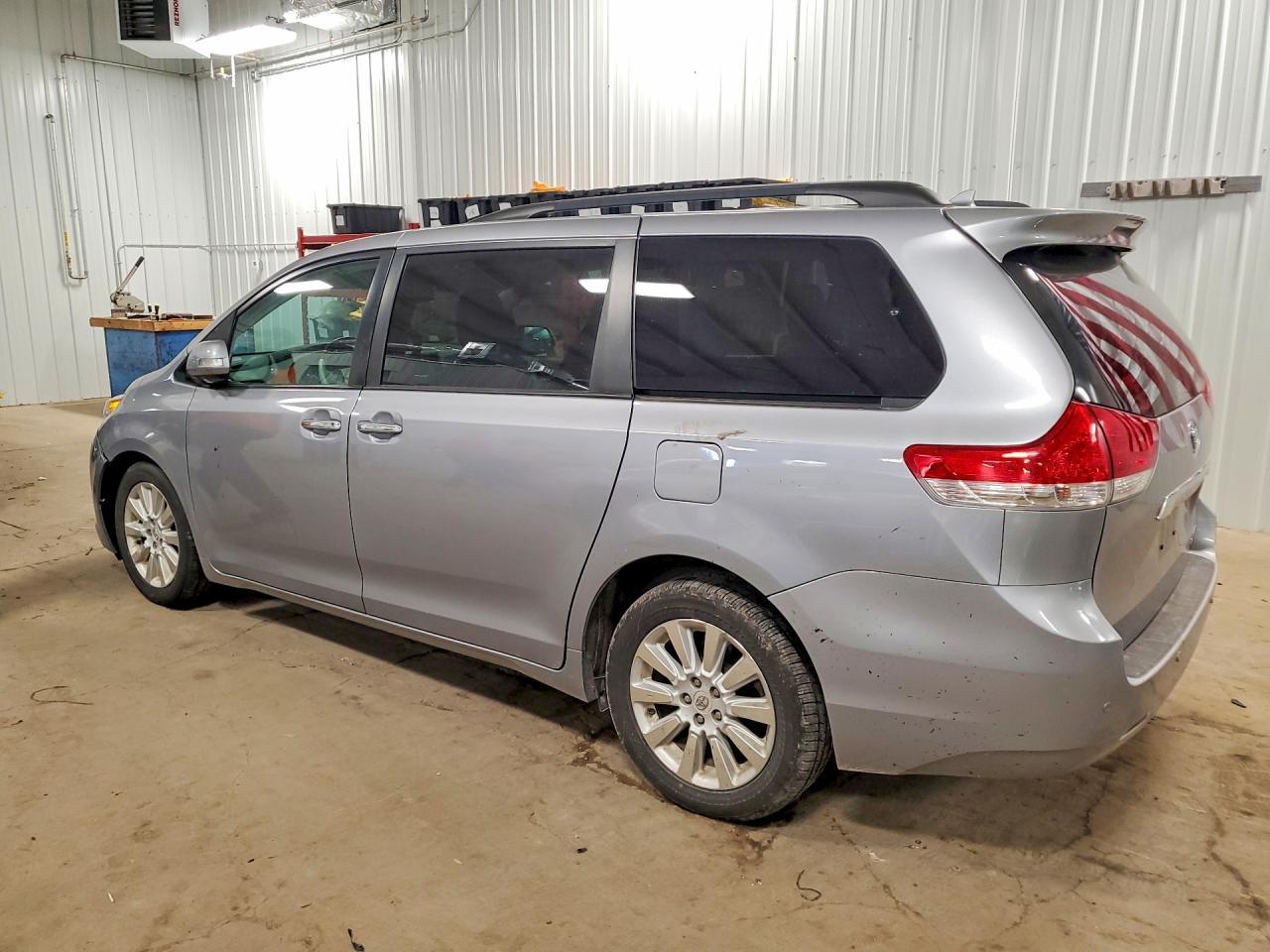 2013 TOYOTA SIENNA