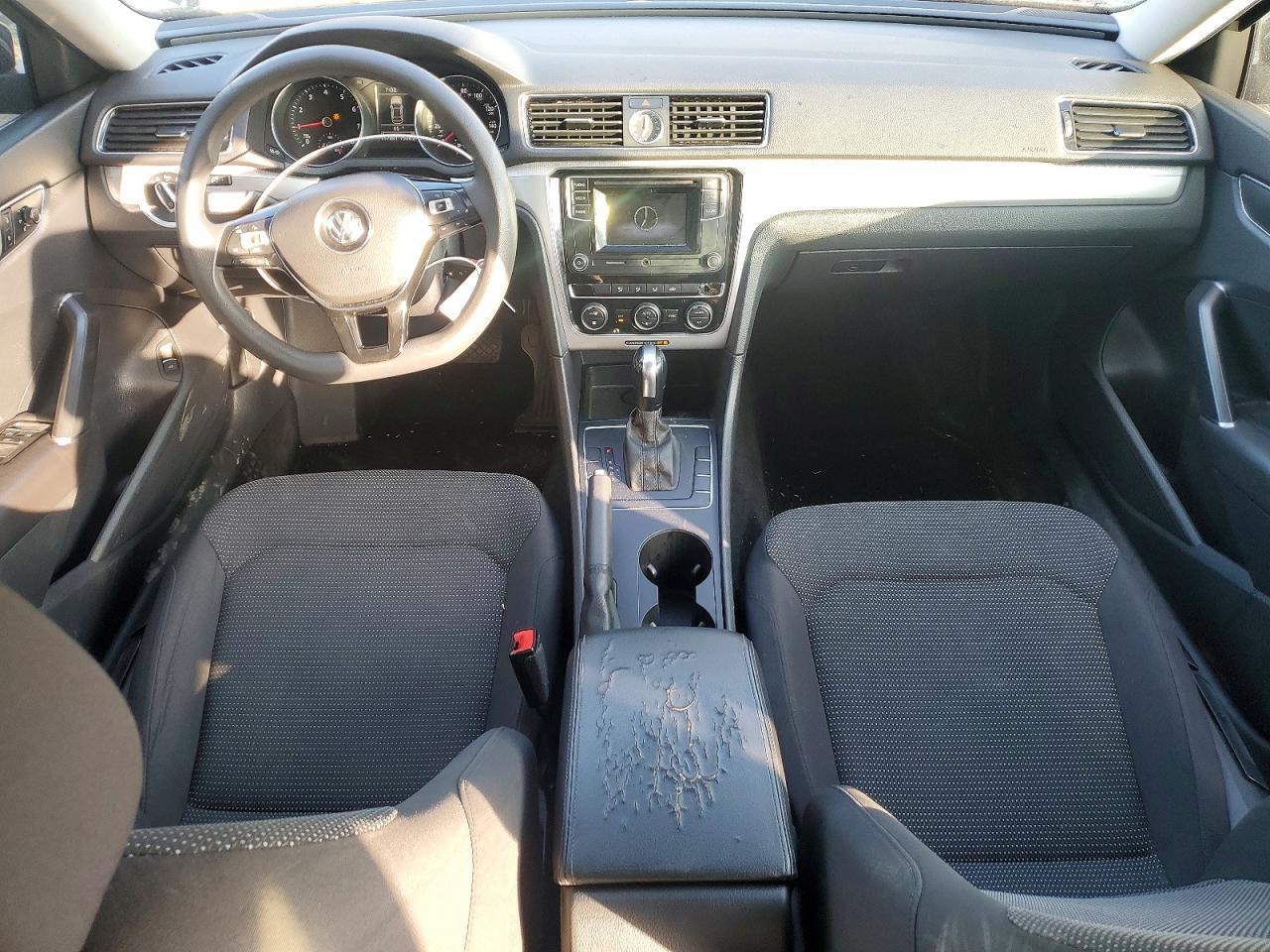 2017 VOLKSWAGEN Passat