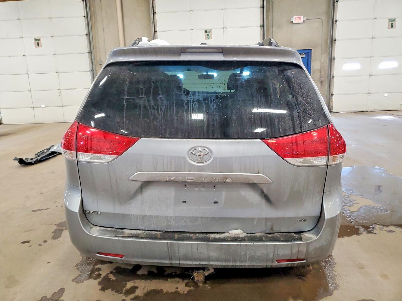 2011 TOYOTA SIENNA