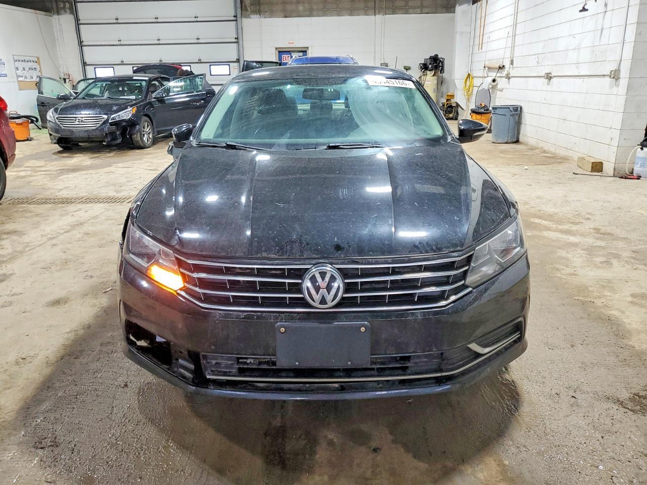 2016 VOLKSWAGEN Passat