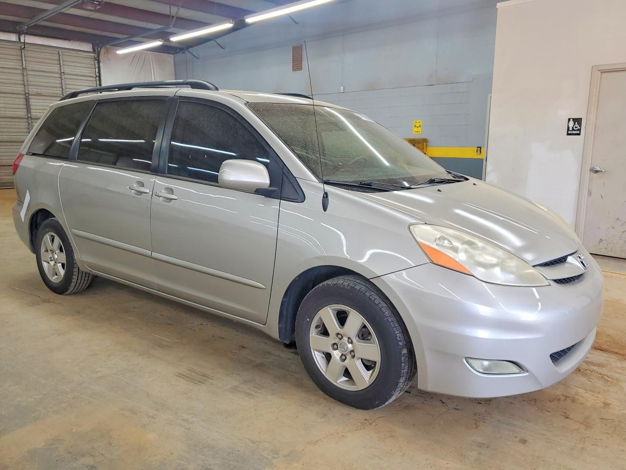 2010 TOYOTA SIENNA