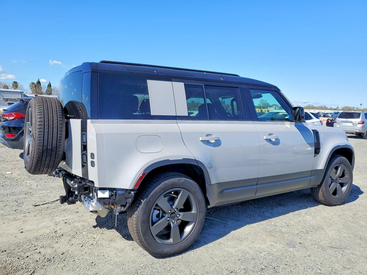 2026 LAND ROVER Defender