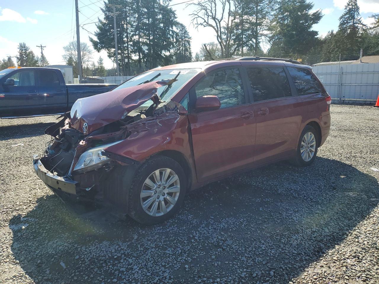 2012 TOYOTA SIENNA