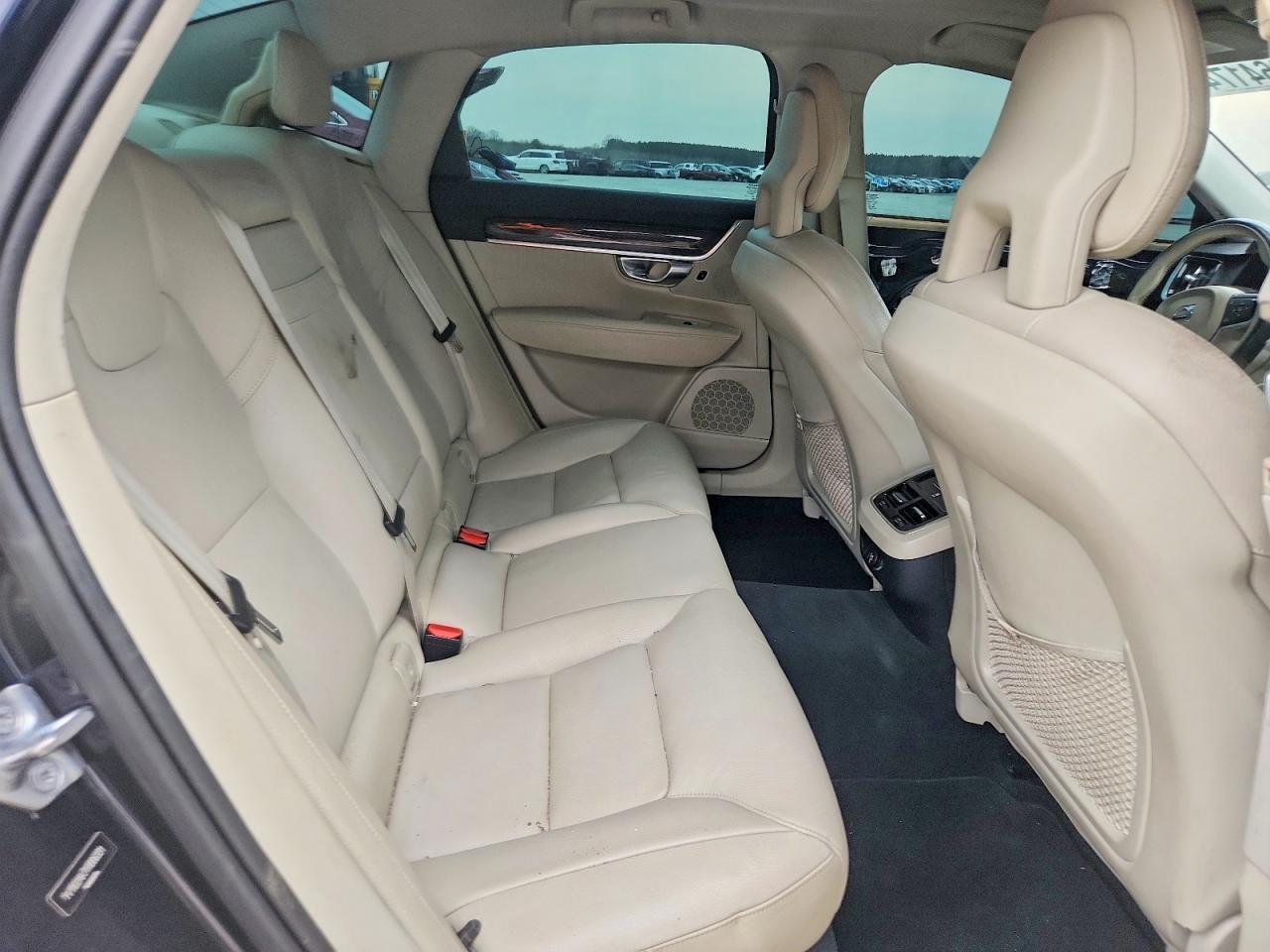2017 VOLVO S90