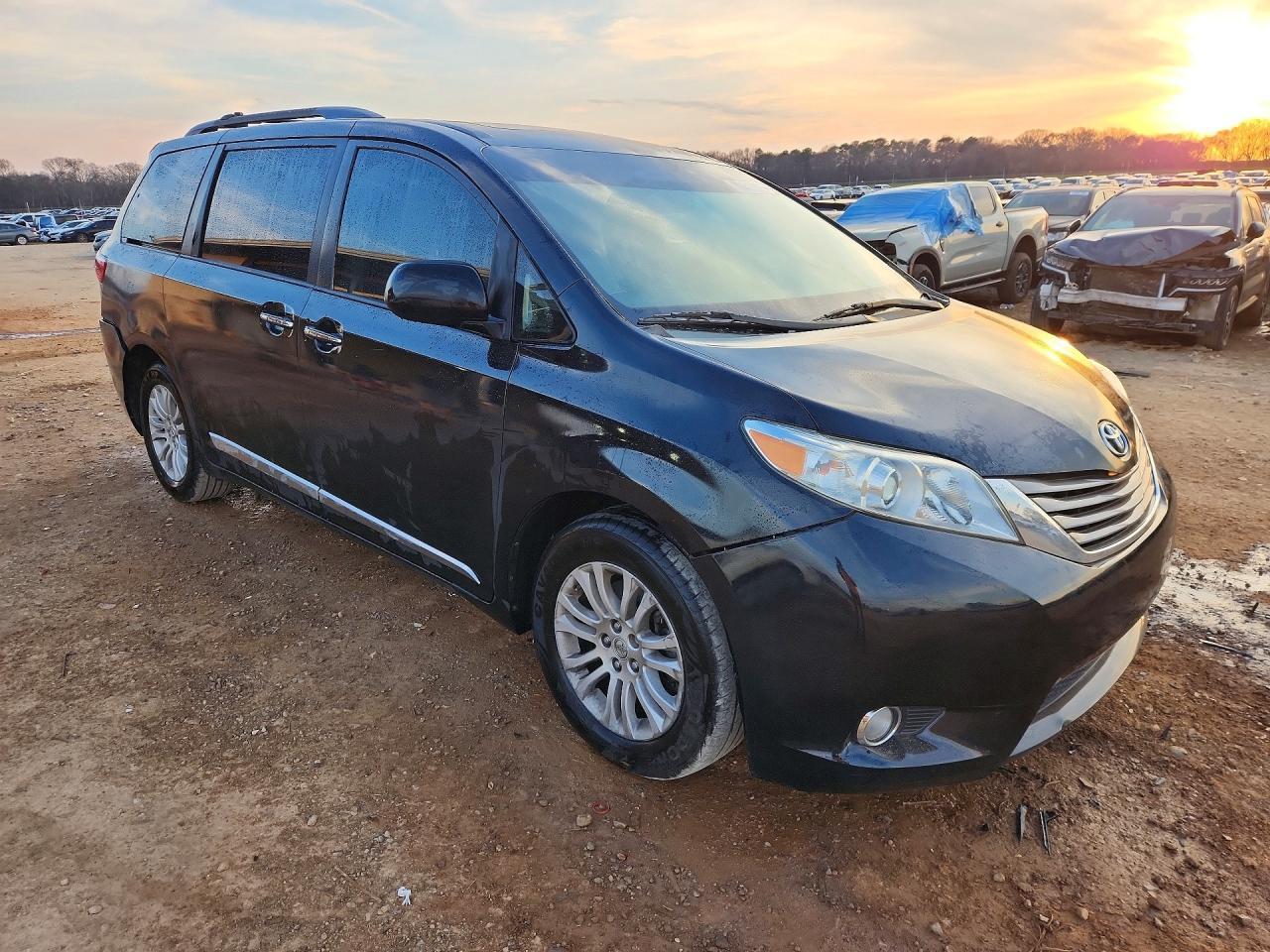 2015 TOYOTA SIENNA