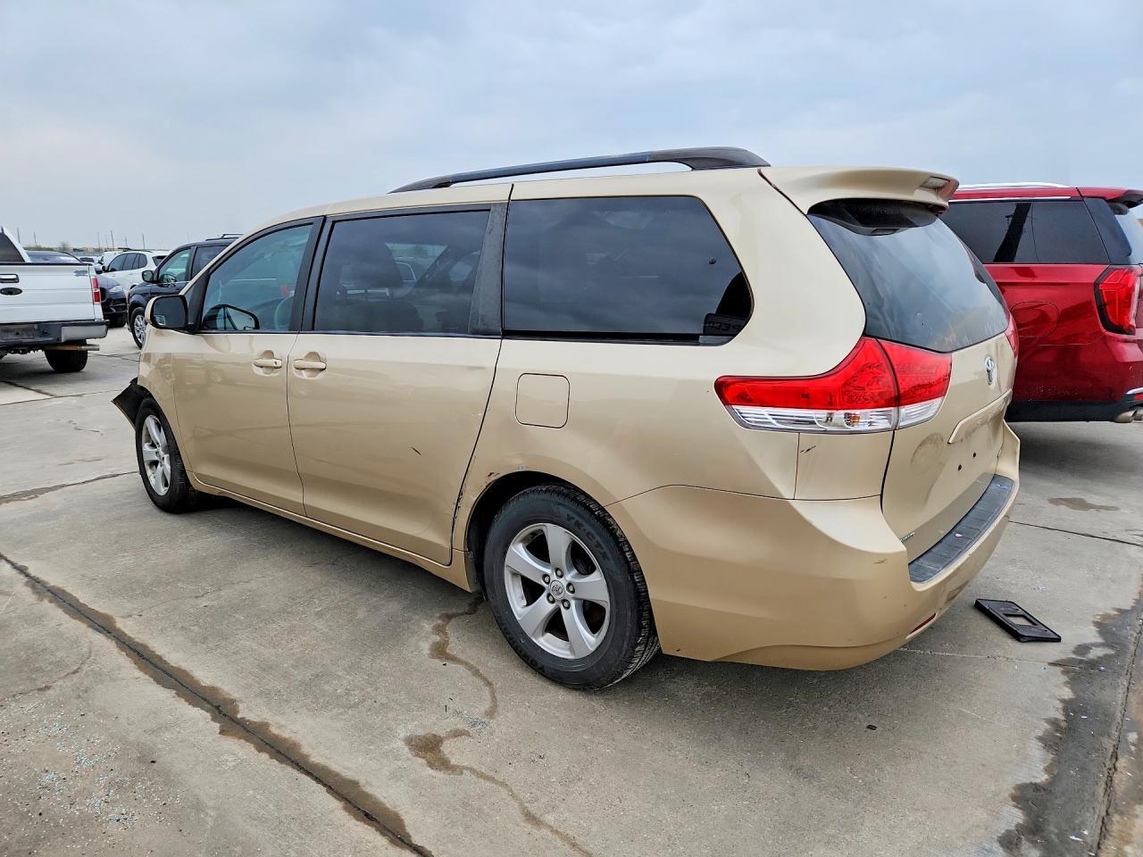 2011 TOYOTA SIENNA