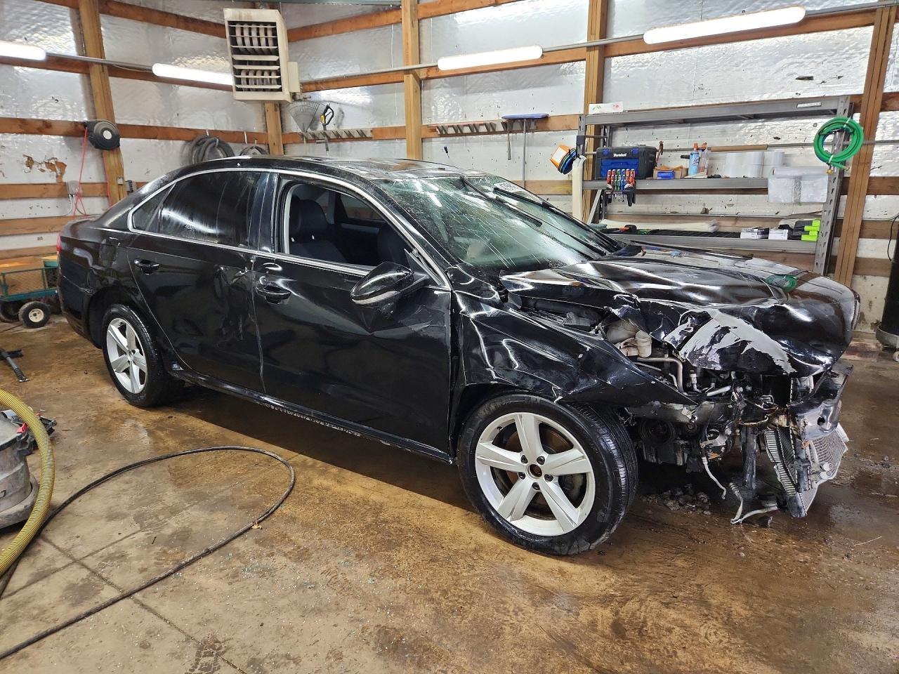 2012 VOLKSWAGEN Passat
