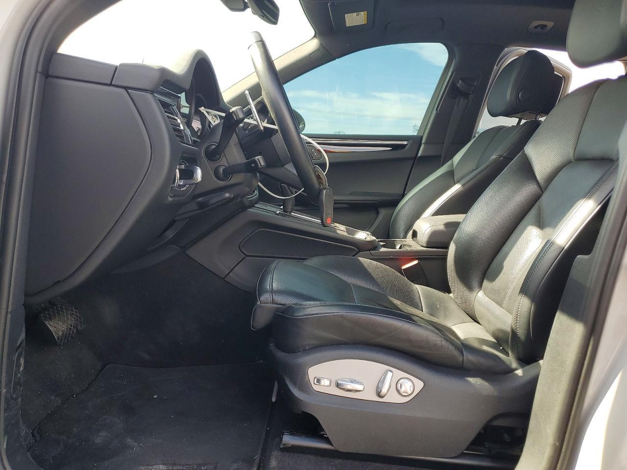 2024 PORSCHE Macan