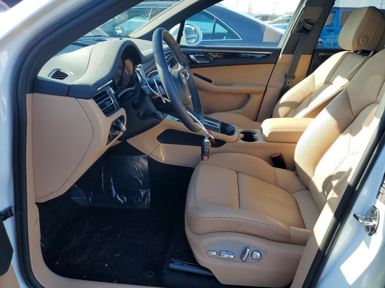 2025 PORSCHE Macan