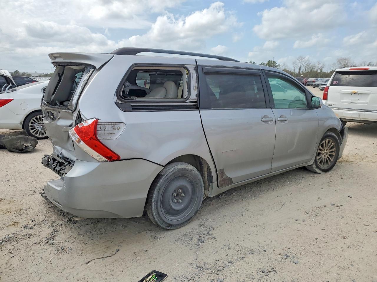 2011 TOYOTA SIENNA