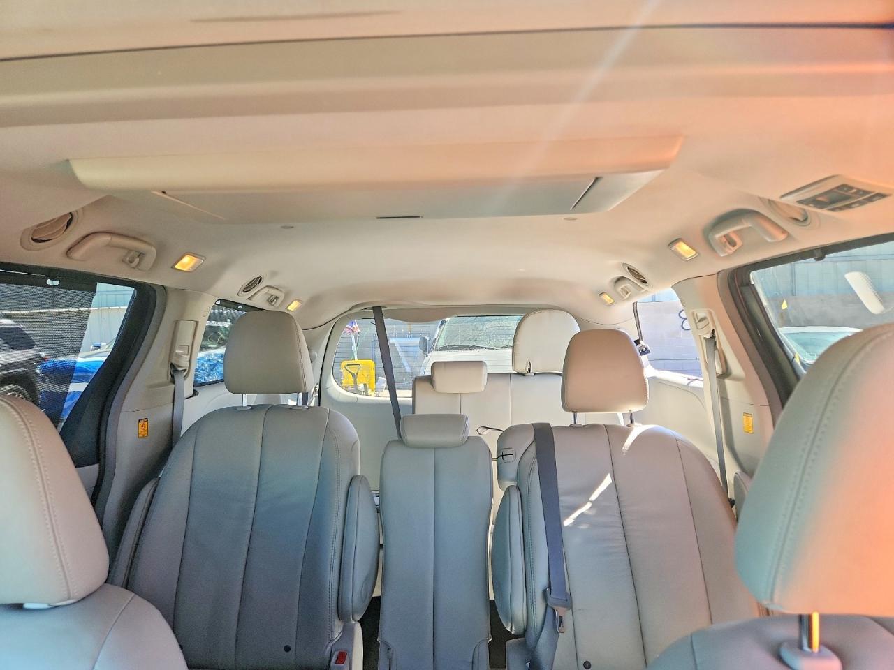 2011 TOYOTA SIENNA