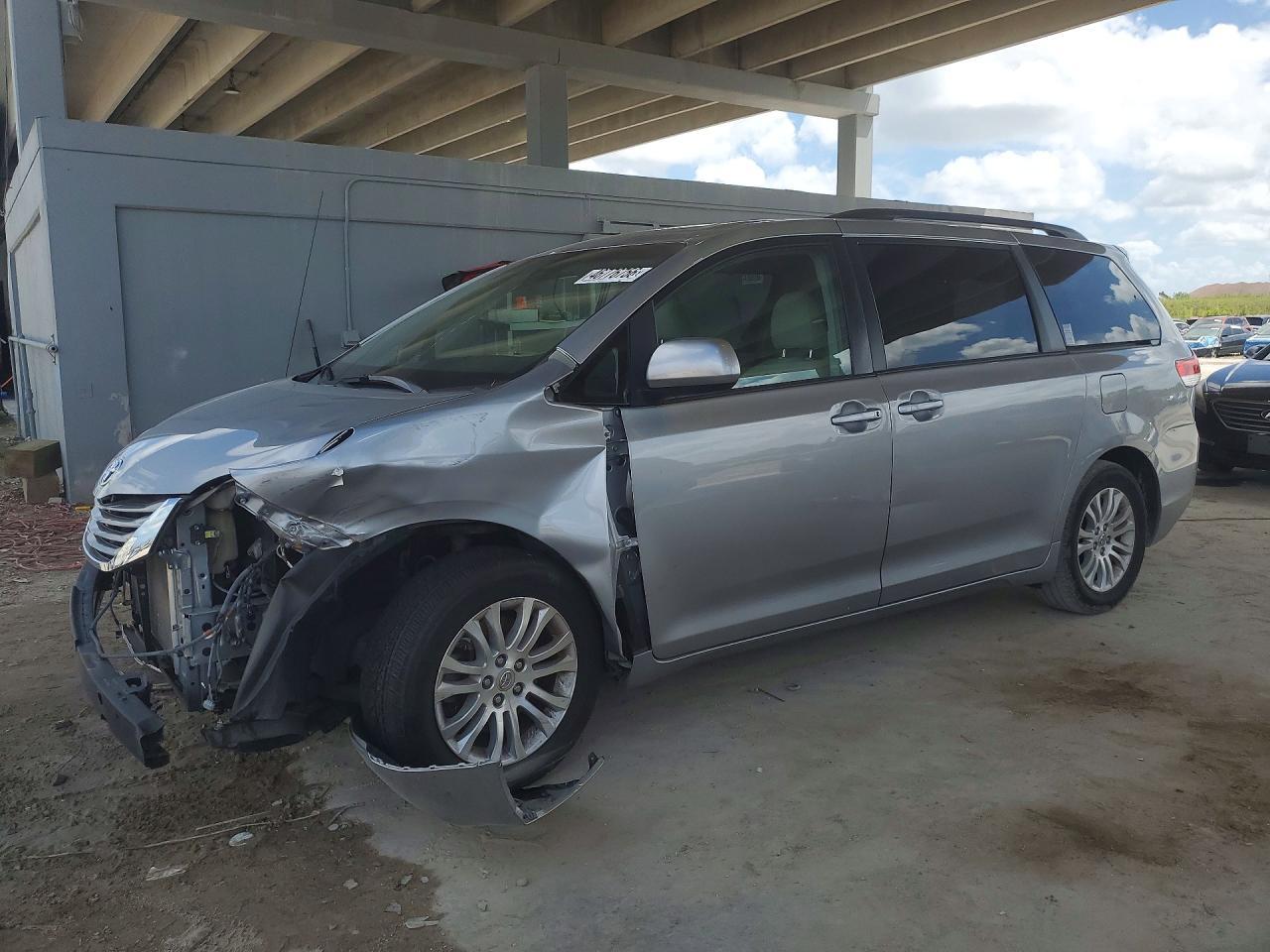 2011 TOYOTA SIENNA