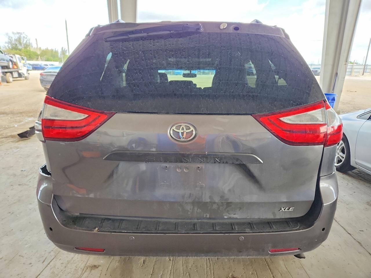 2015 TOYOTA SIENNA