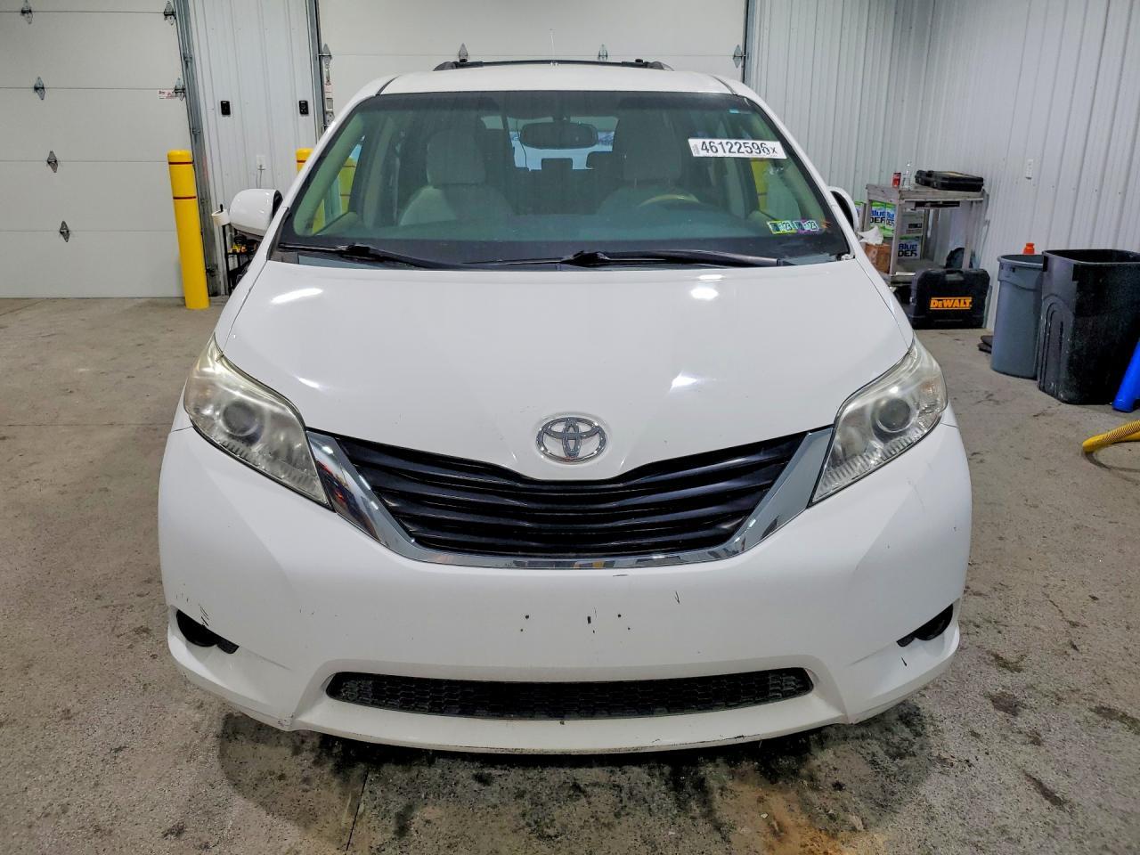 2013 TOYOTA SIENNA
