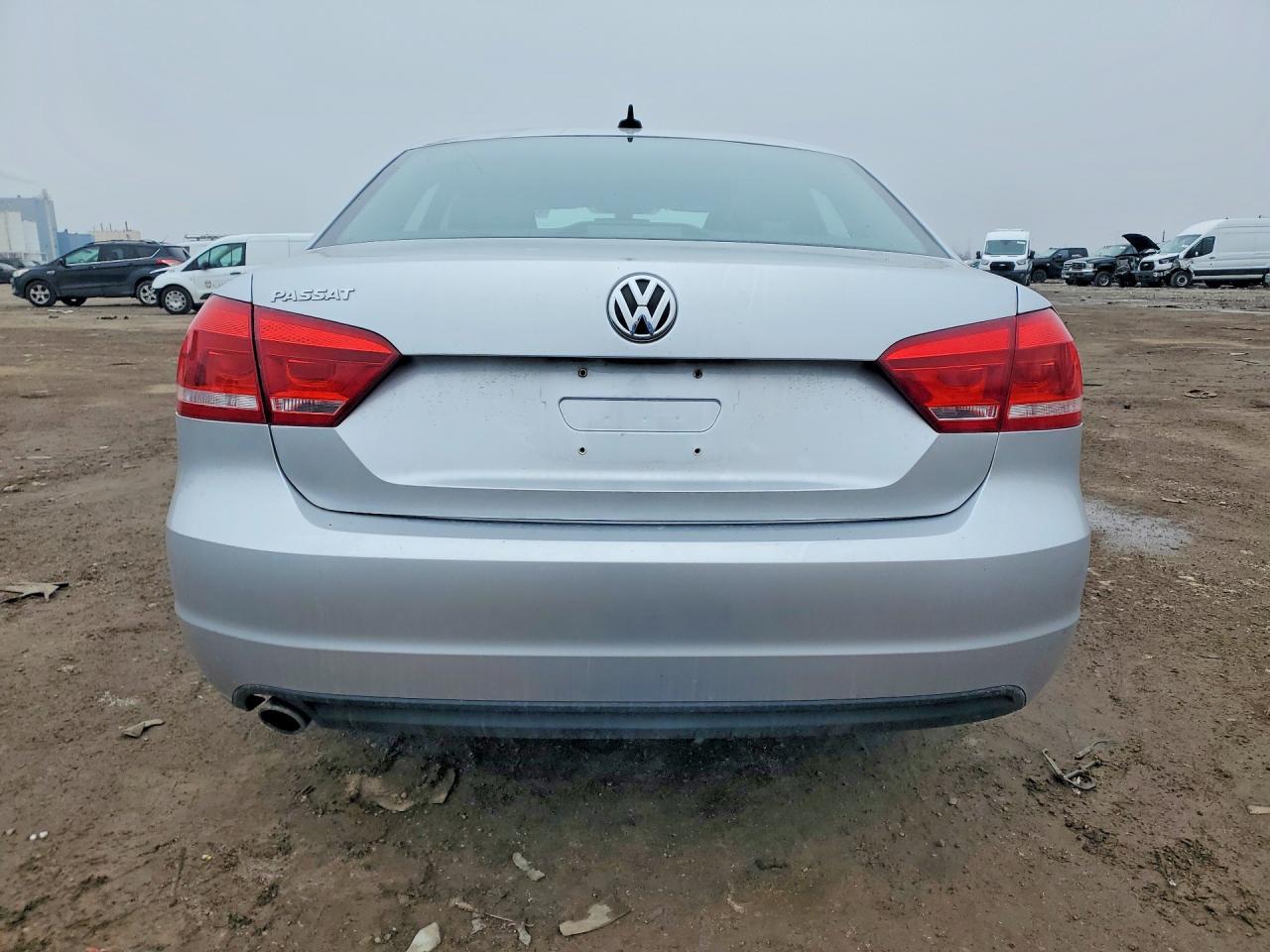 2012 VOLKSWAGEN Passat