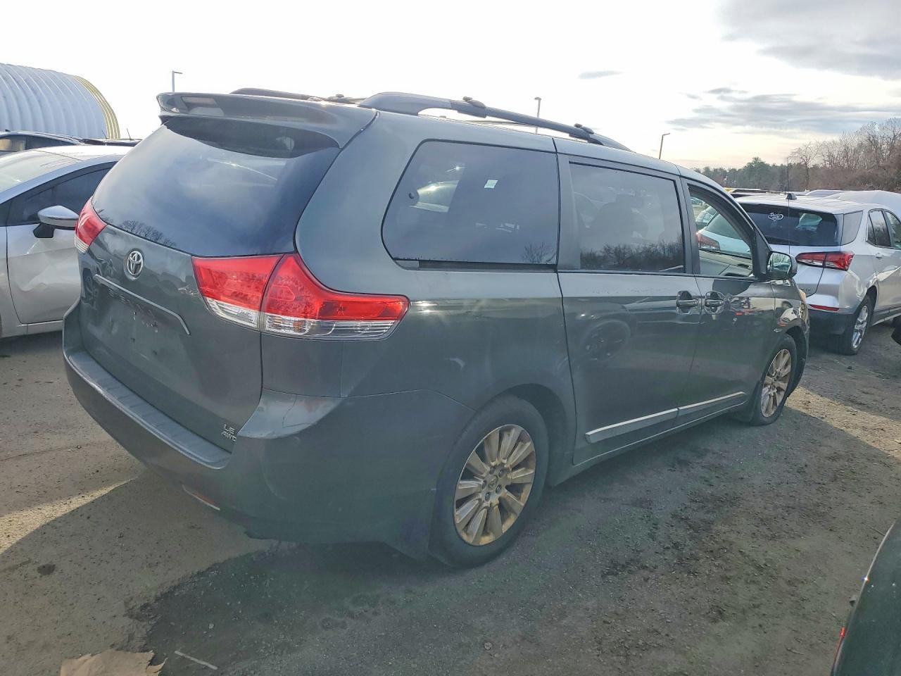 2013 TOYOTA SIENNA