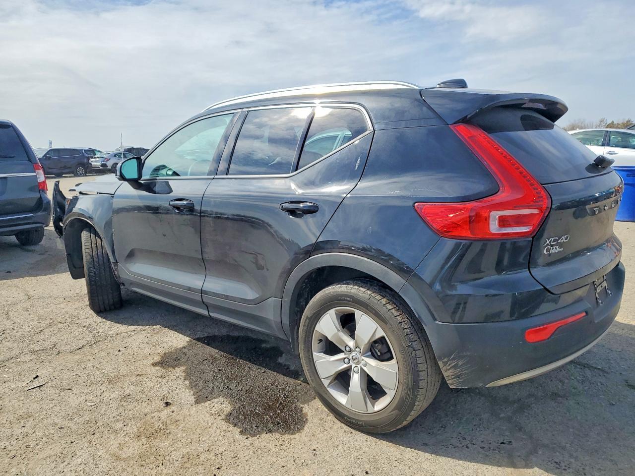2022 VOLVO XC40