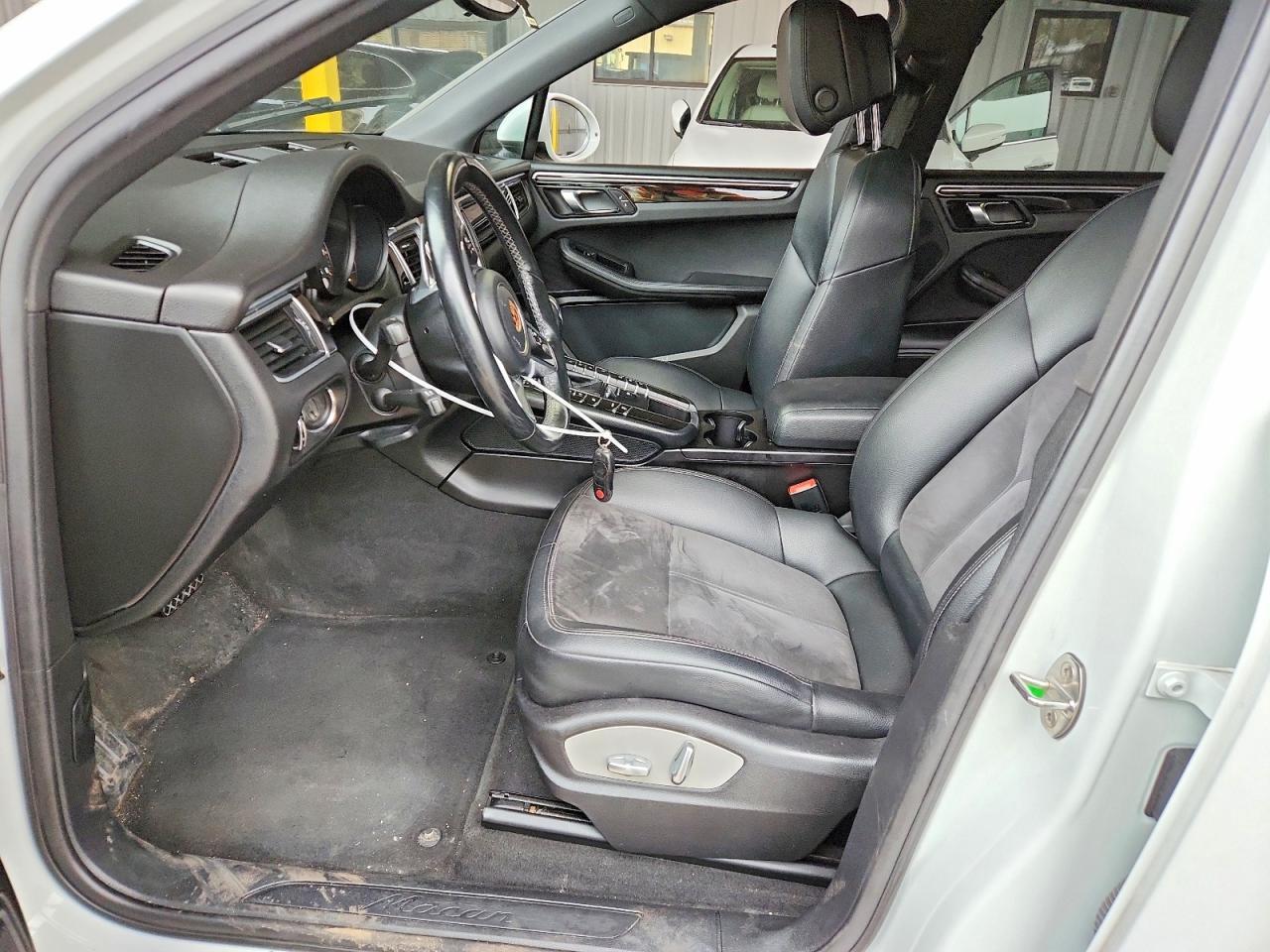 2017 PORSCHE Macan