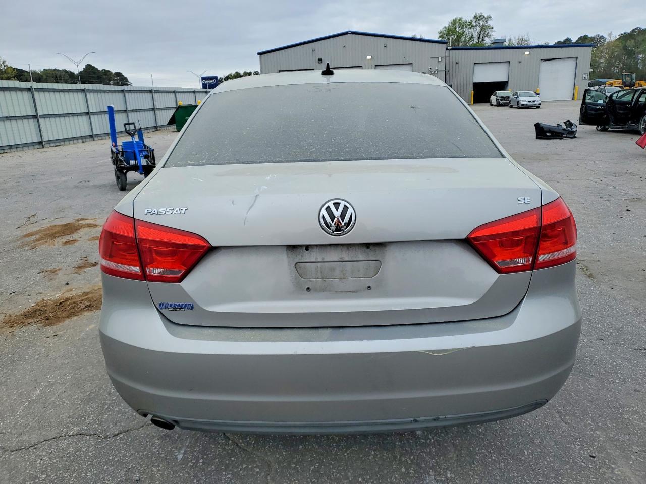 2013 VOLKSWAGEN Passat