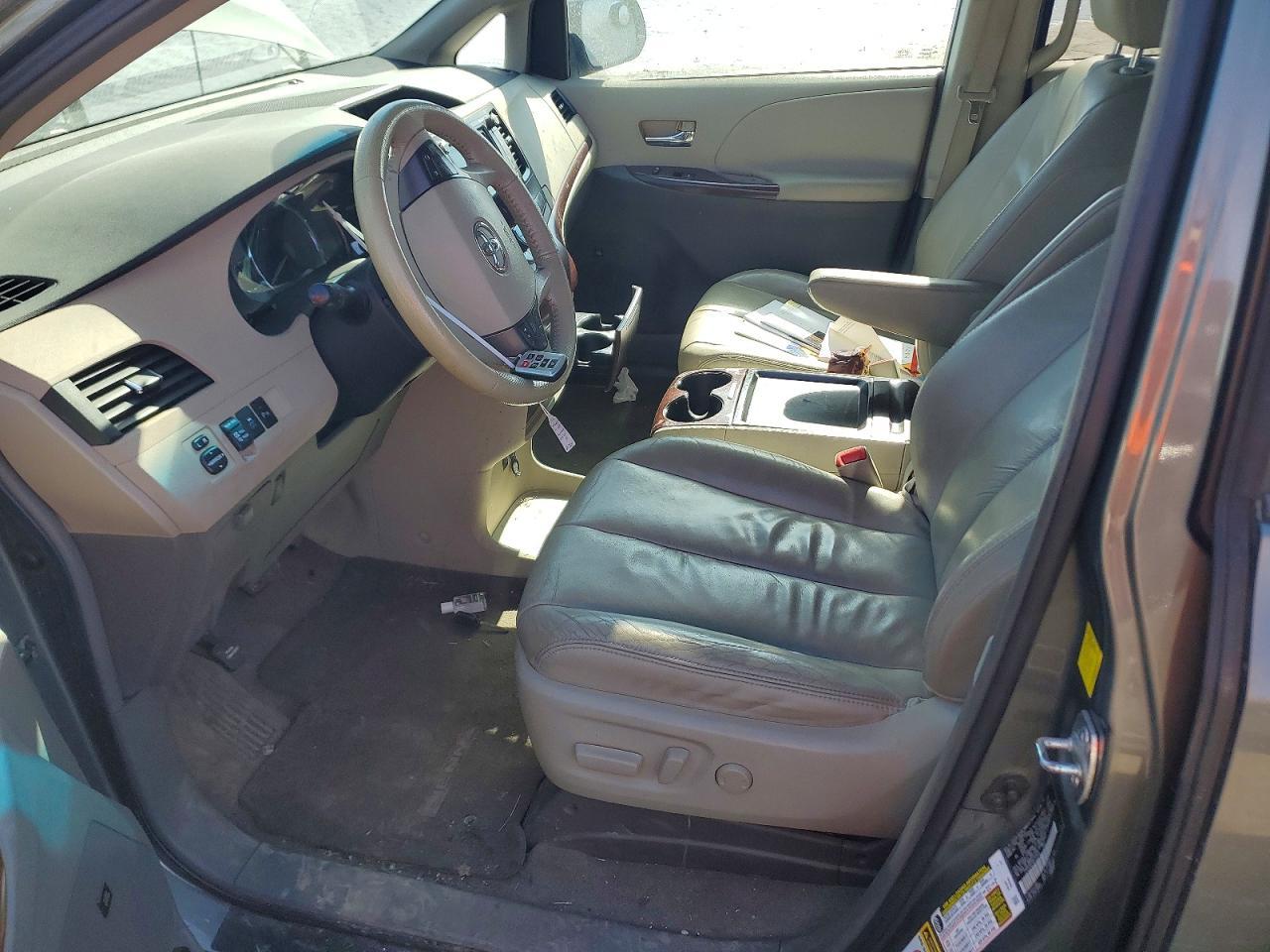 2011 TOYOTA SIENNA