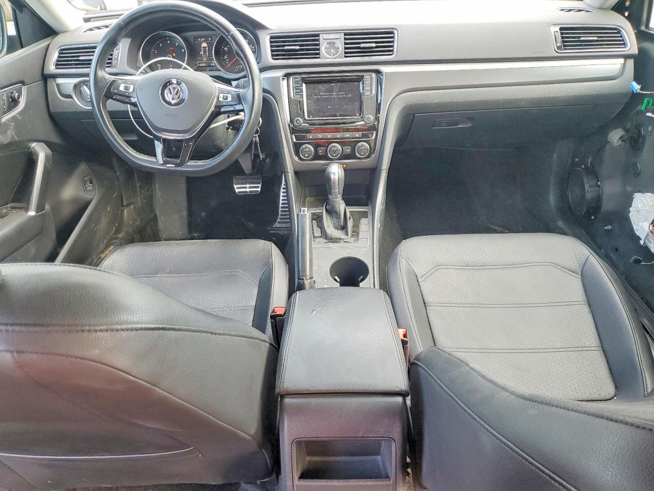 2017 VOLKSWAGEN Passat
