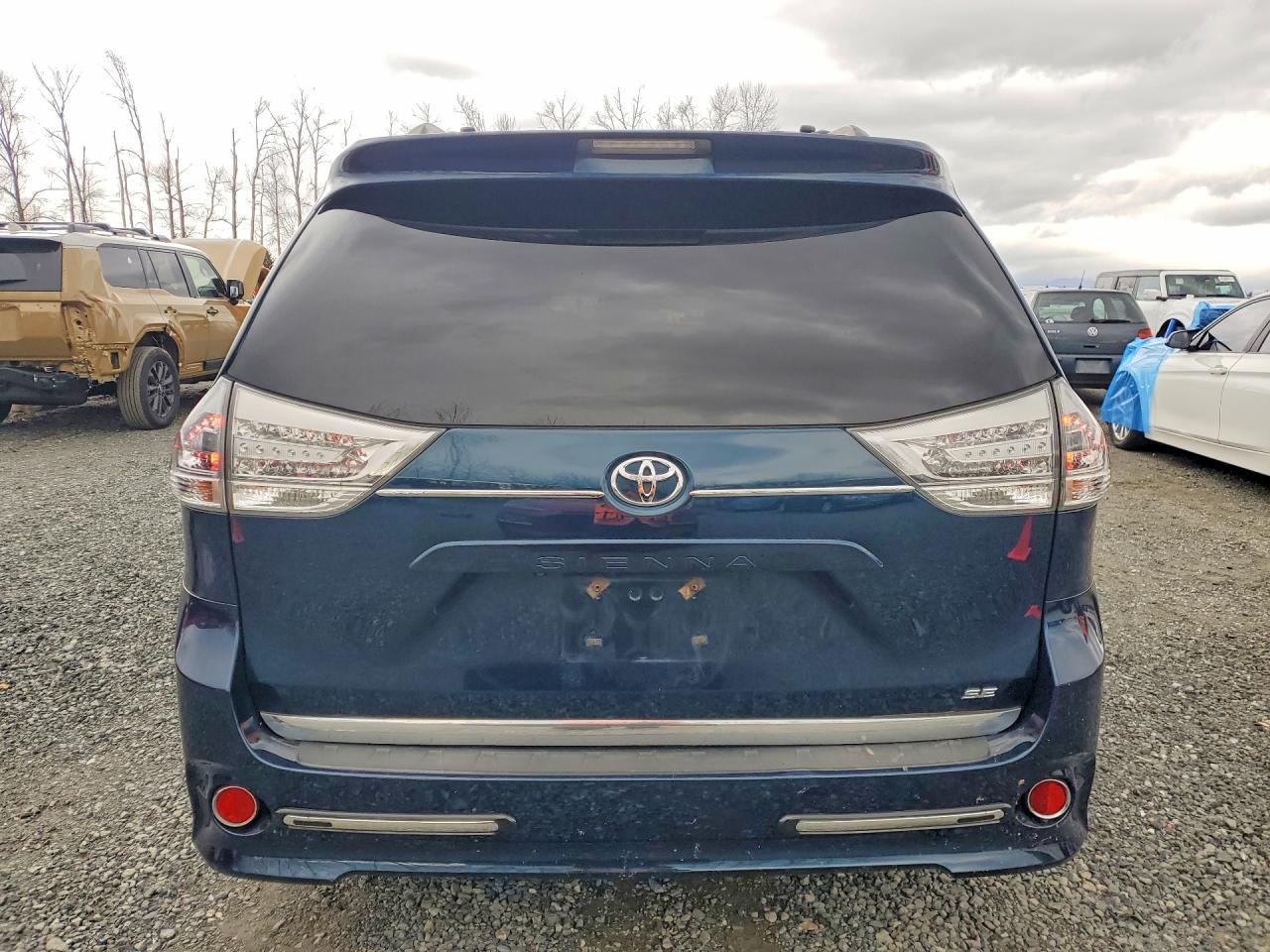 2011 TOYOTA SIENNA