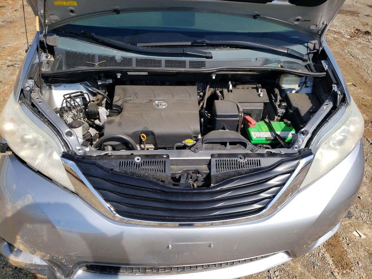 2011 TOYOTA SIENNA