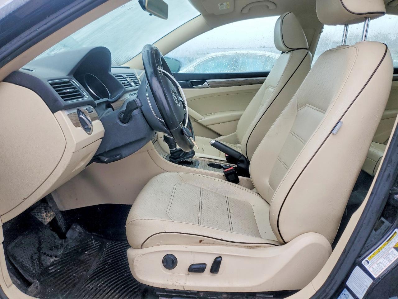 2016 VOLKSWAGEN Passat