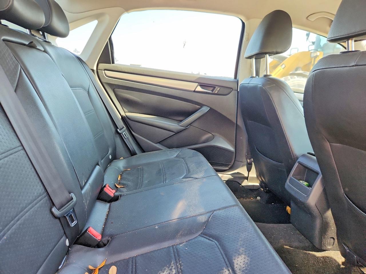 2014 VOLKSWAGEN Passat