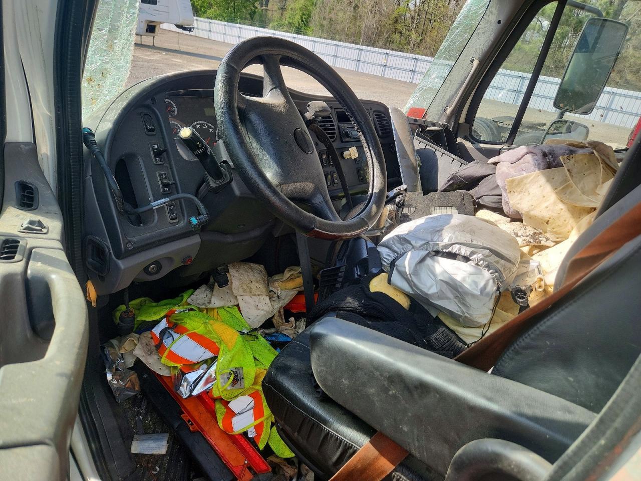 2013 FREIGHTLINER M2 106