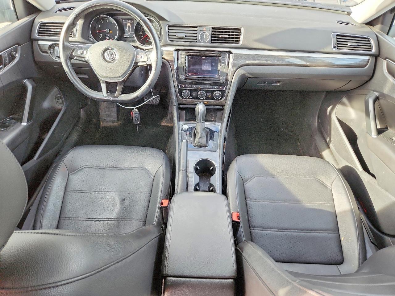 2017 VOLKSWAGEN Passat