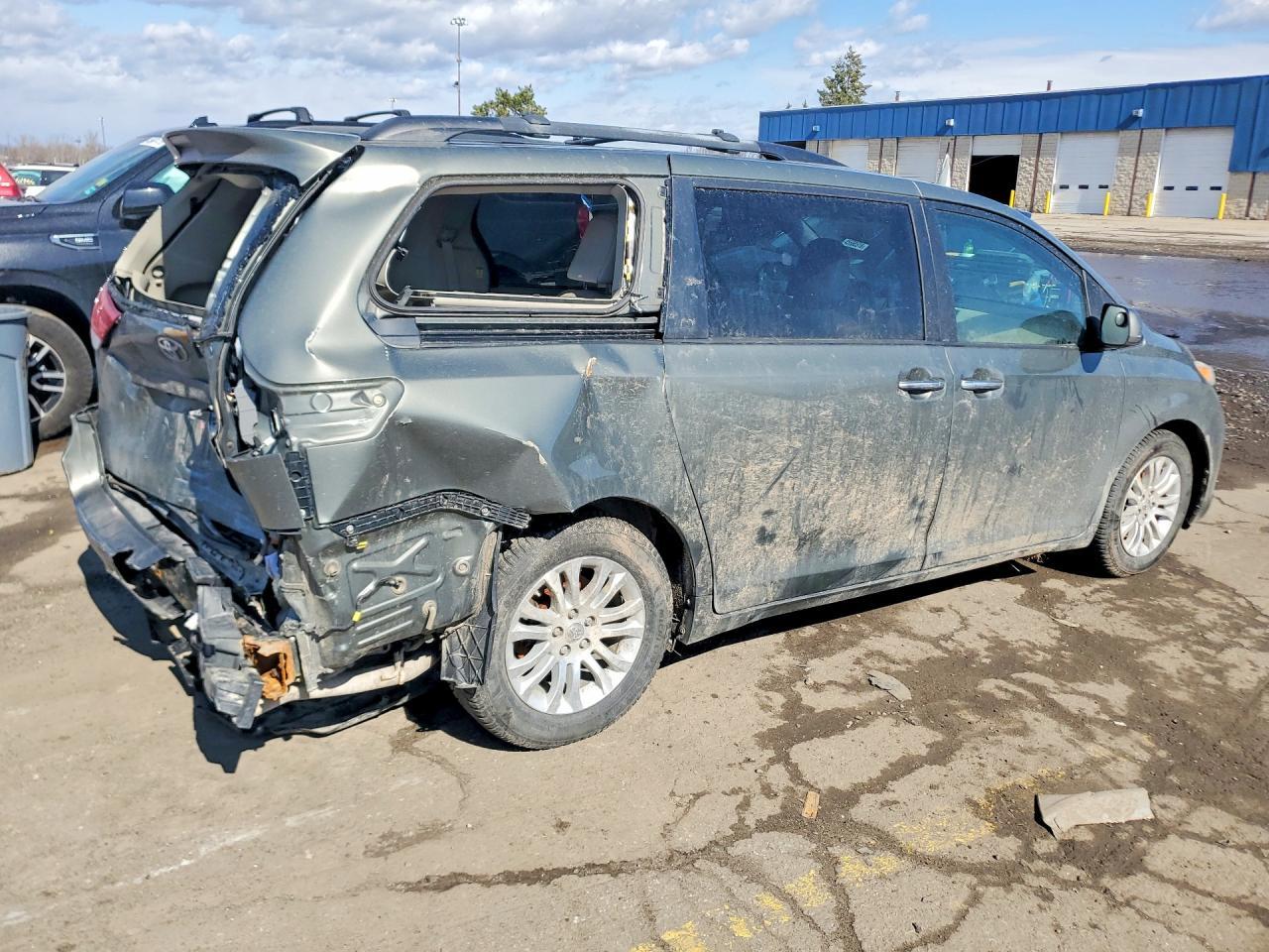 2011 TOYOTA SIENNA