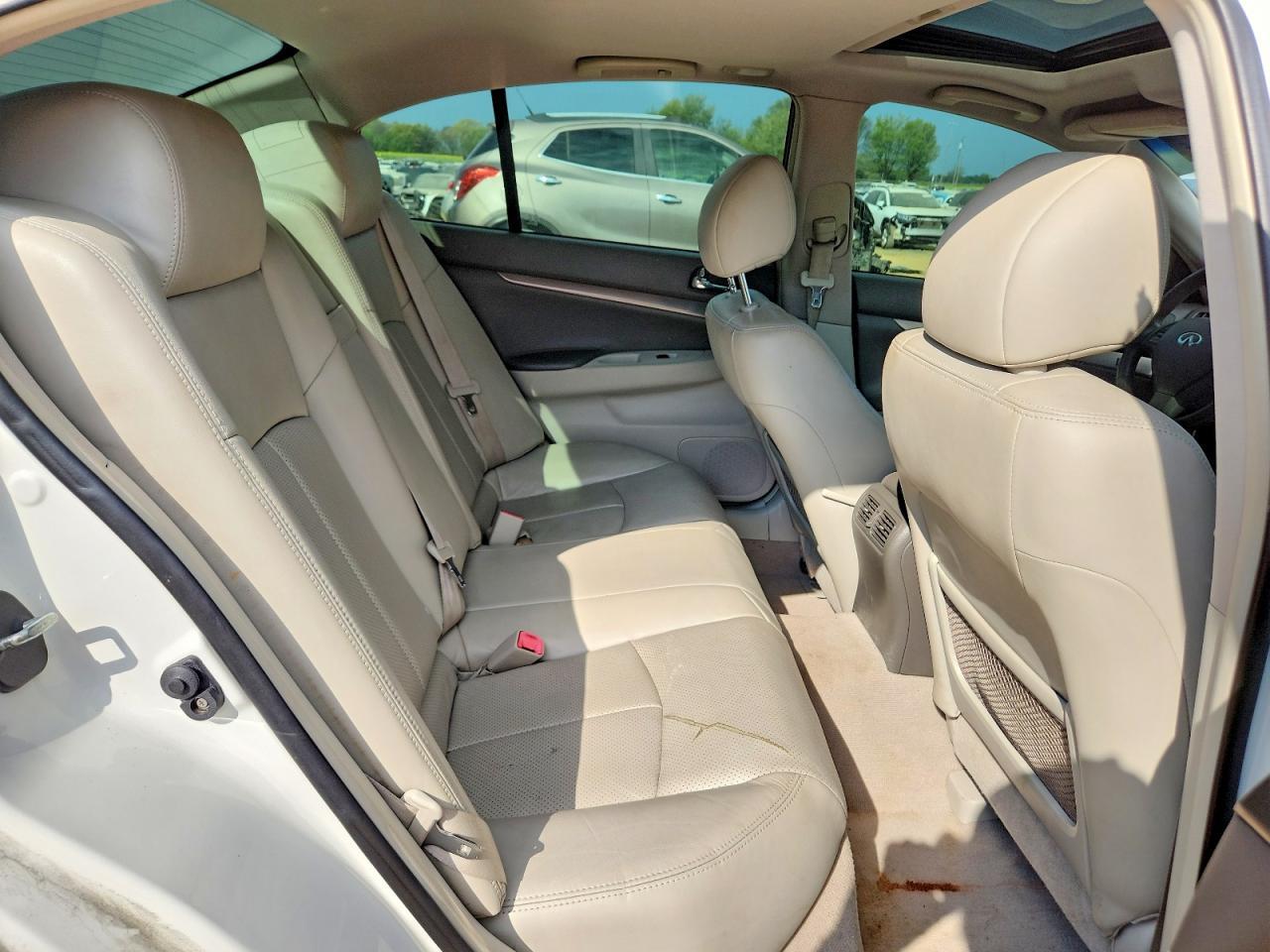2011 INFINITI G37