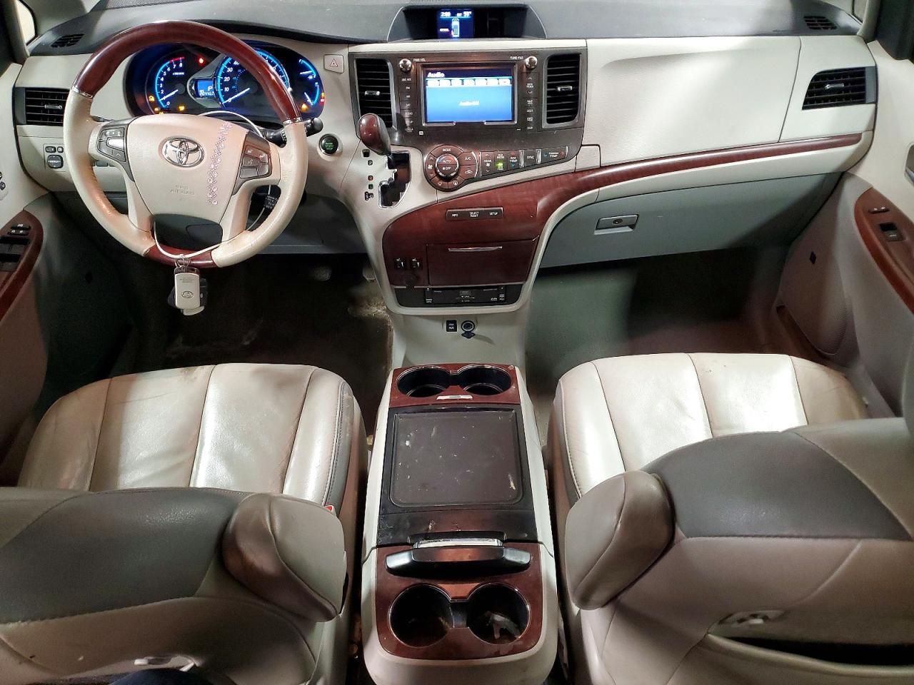 2013 TOYOTA SIENNA