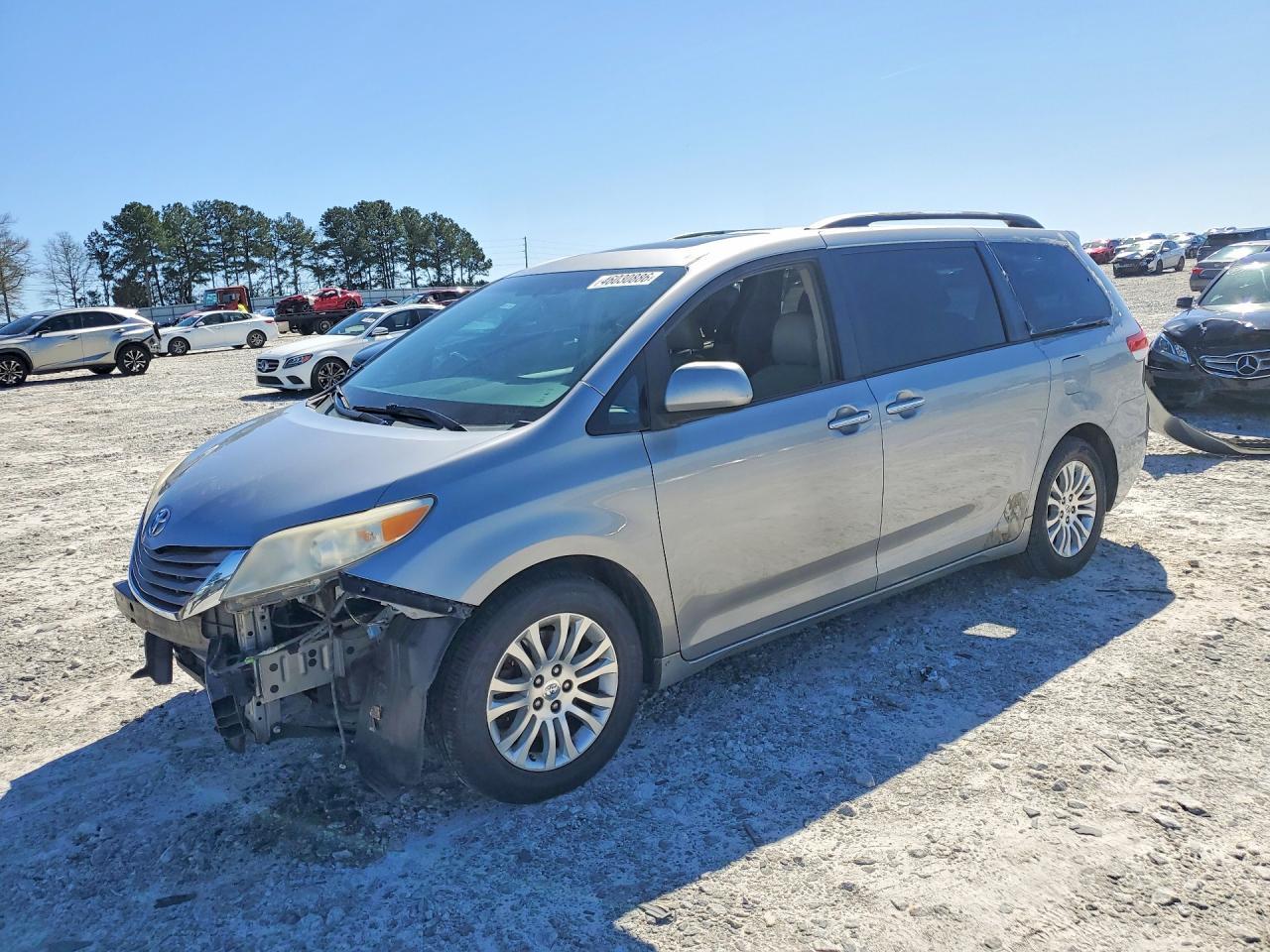 2011 TOYOTA SIENNA
