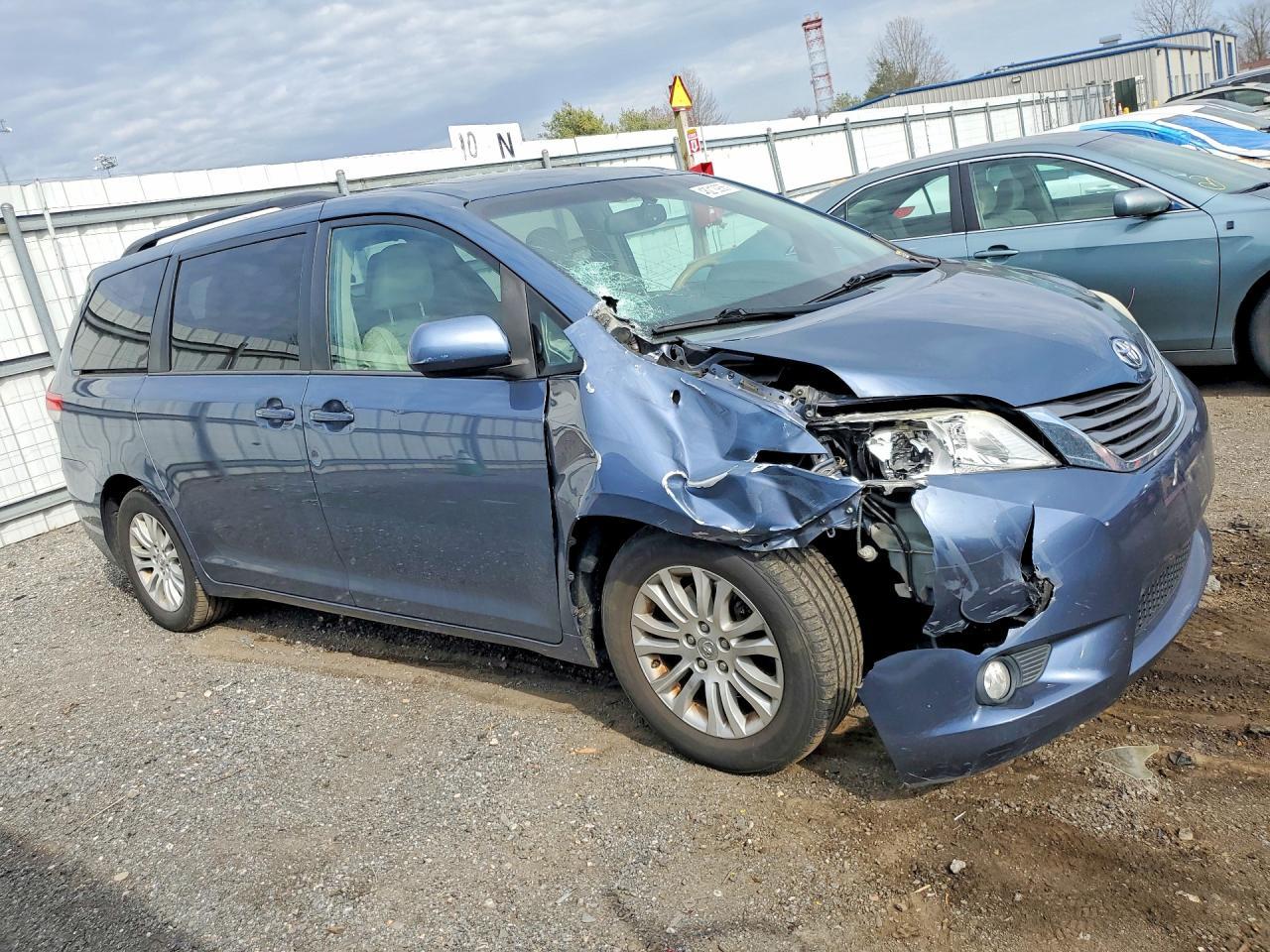 2013 TOYOTA SIENNA