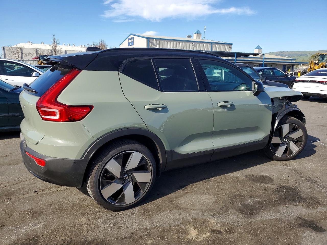 2025 VOLVO Ex40