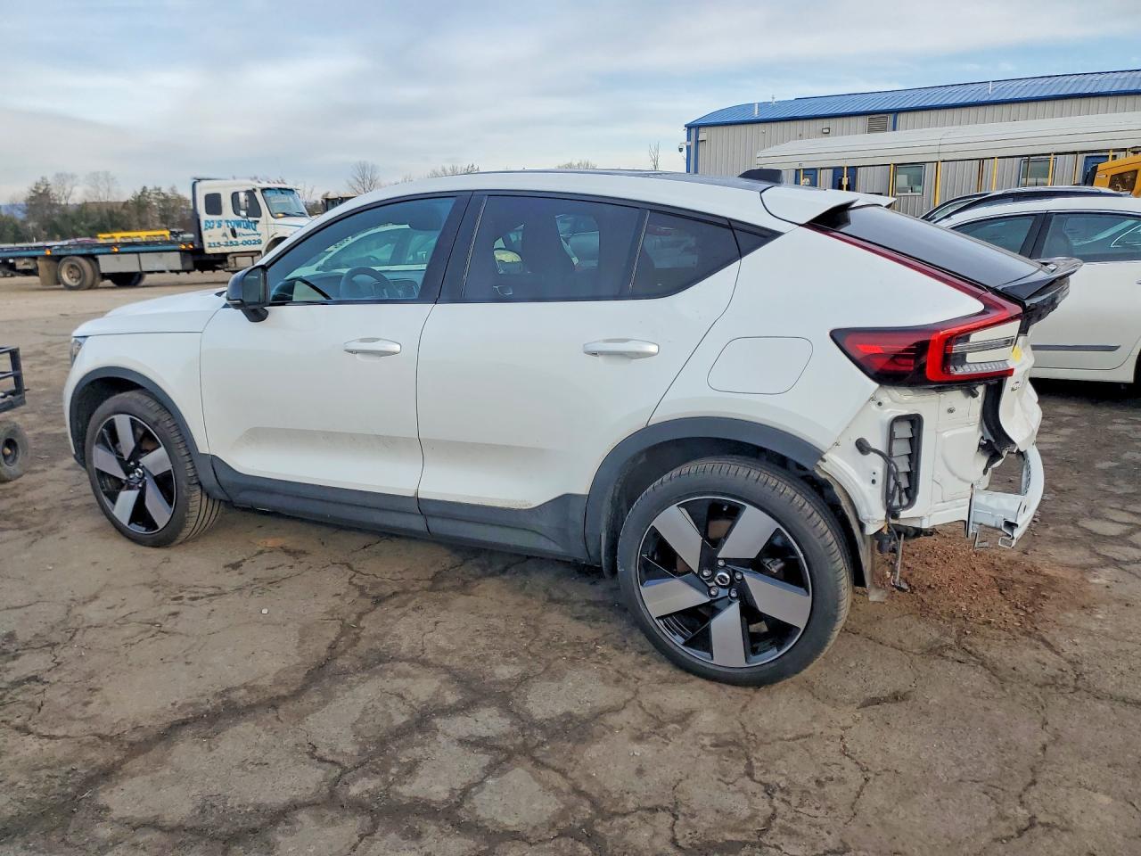2023 VOLVO C40
