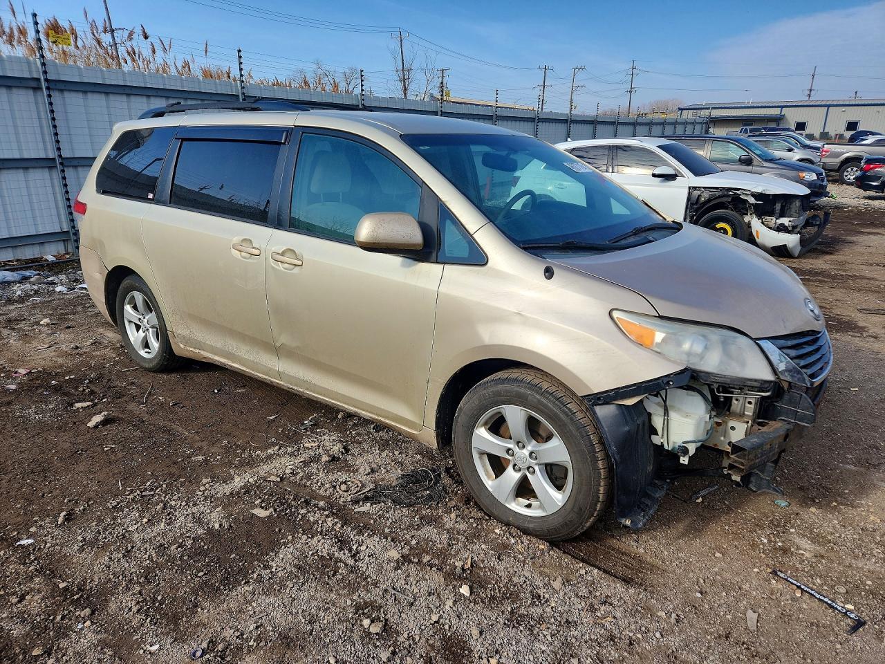 2014 TOYOTA SIENNA