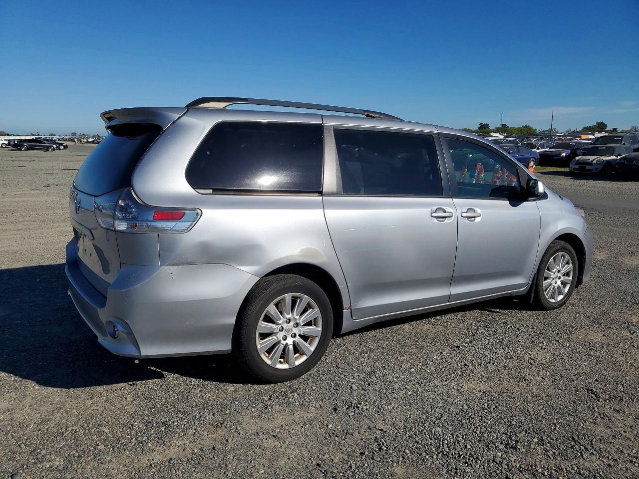 2012 TOYOTA SIENNA