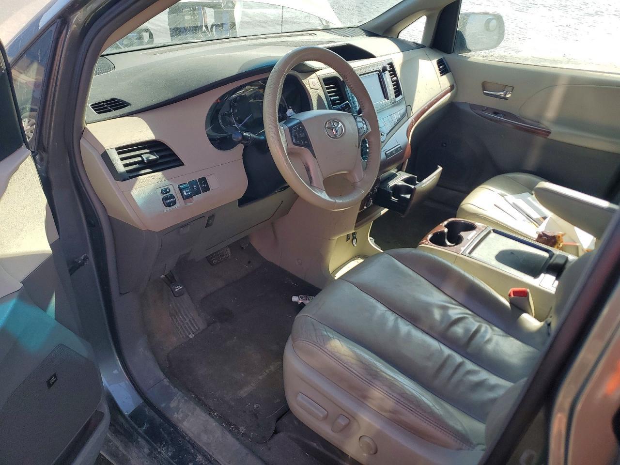 2011 TOYOTA SIENNA