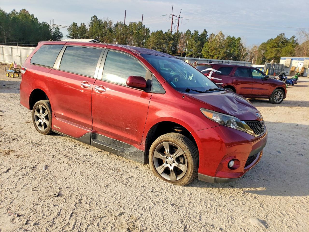 2013 TOYOTA SIENNA
