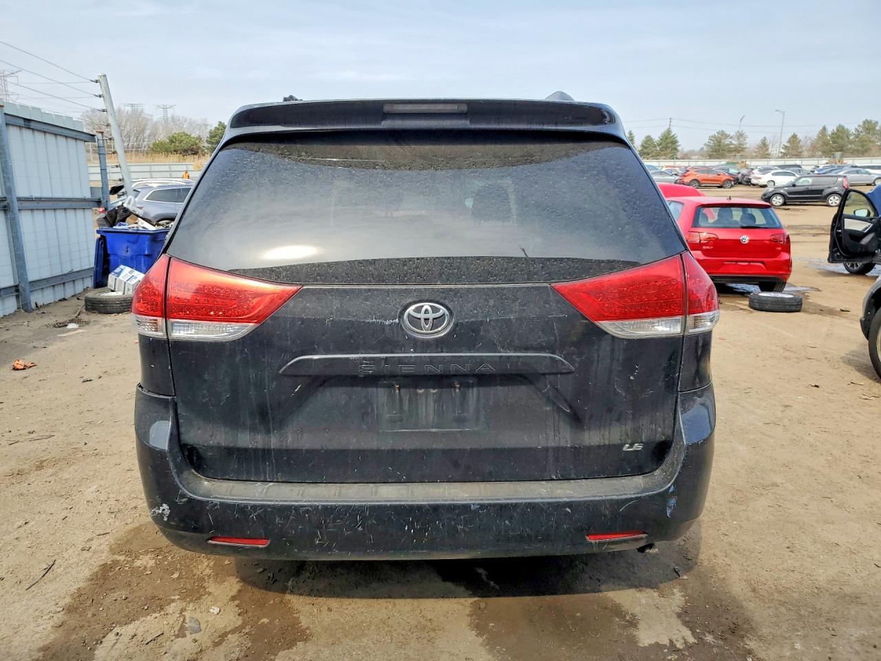 2011 TOYOTA SIENNA