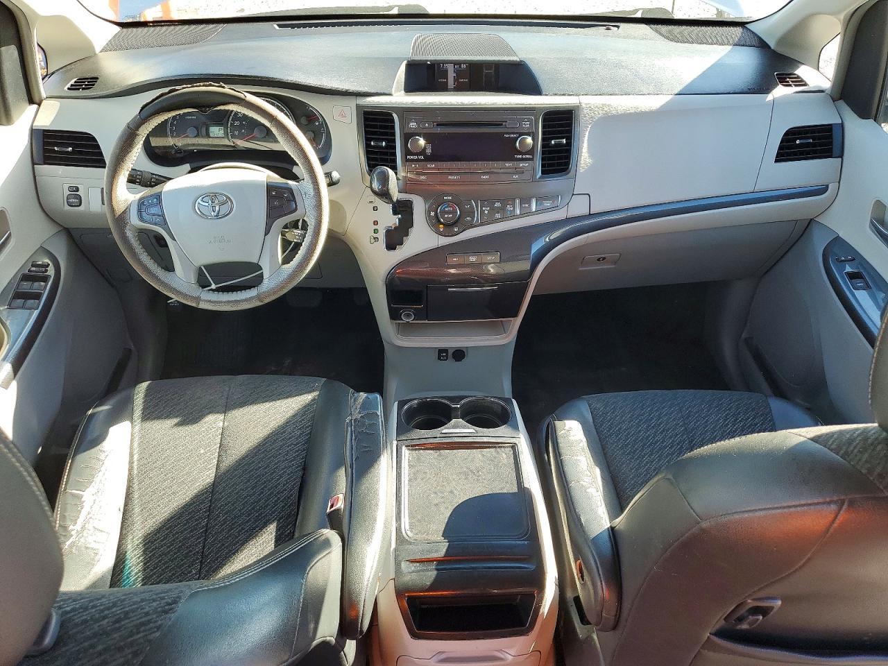 2012 TOYOTA SIENNA