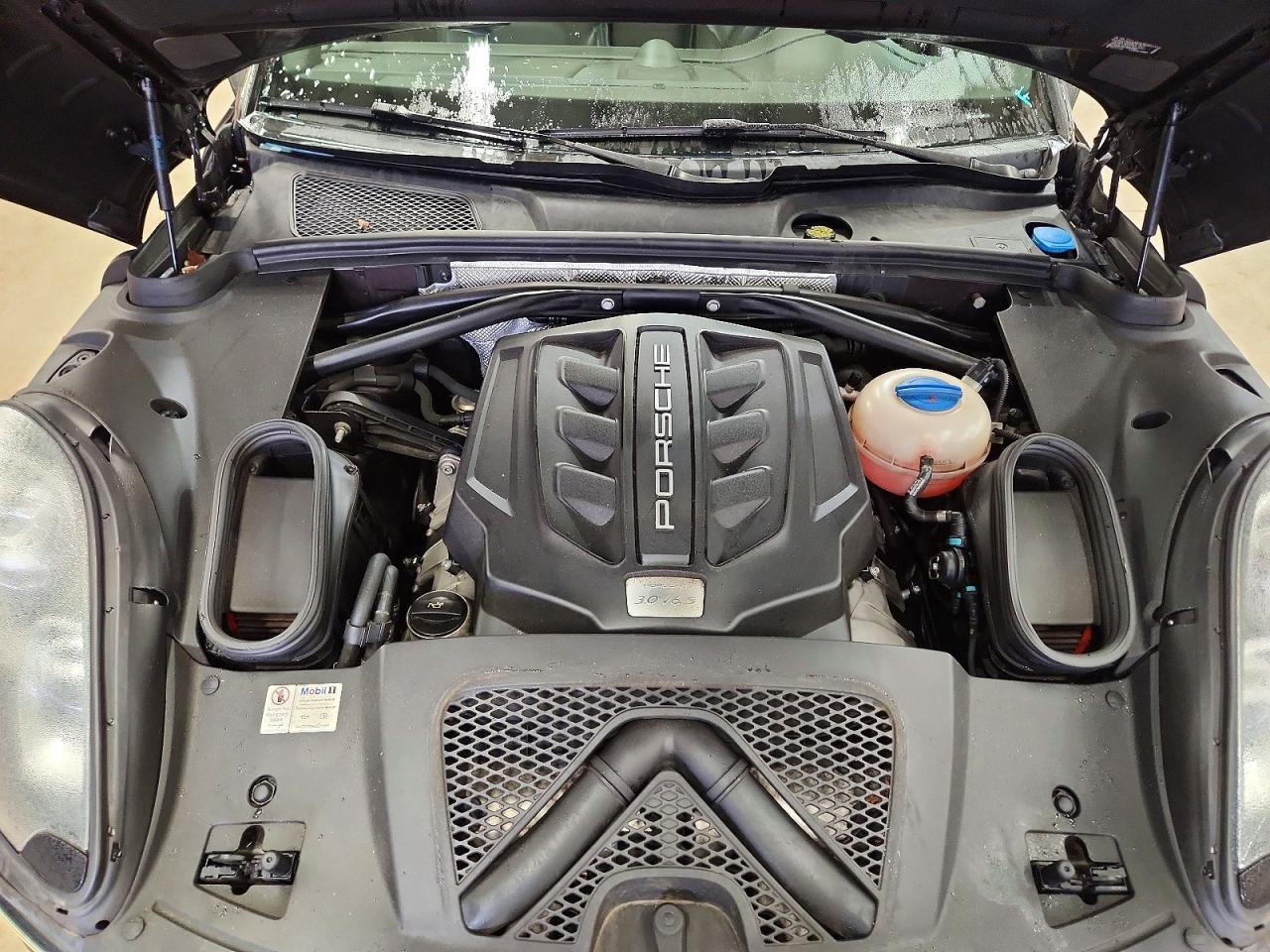 2016 PORSCHE Macan