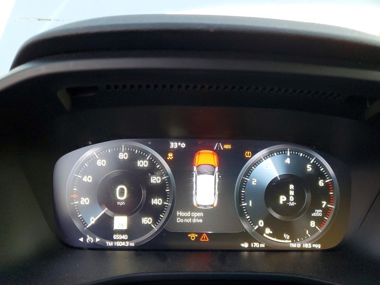 2021 VOLVO XC40